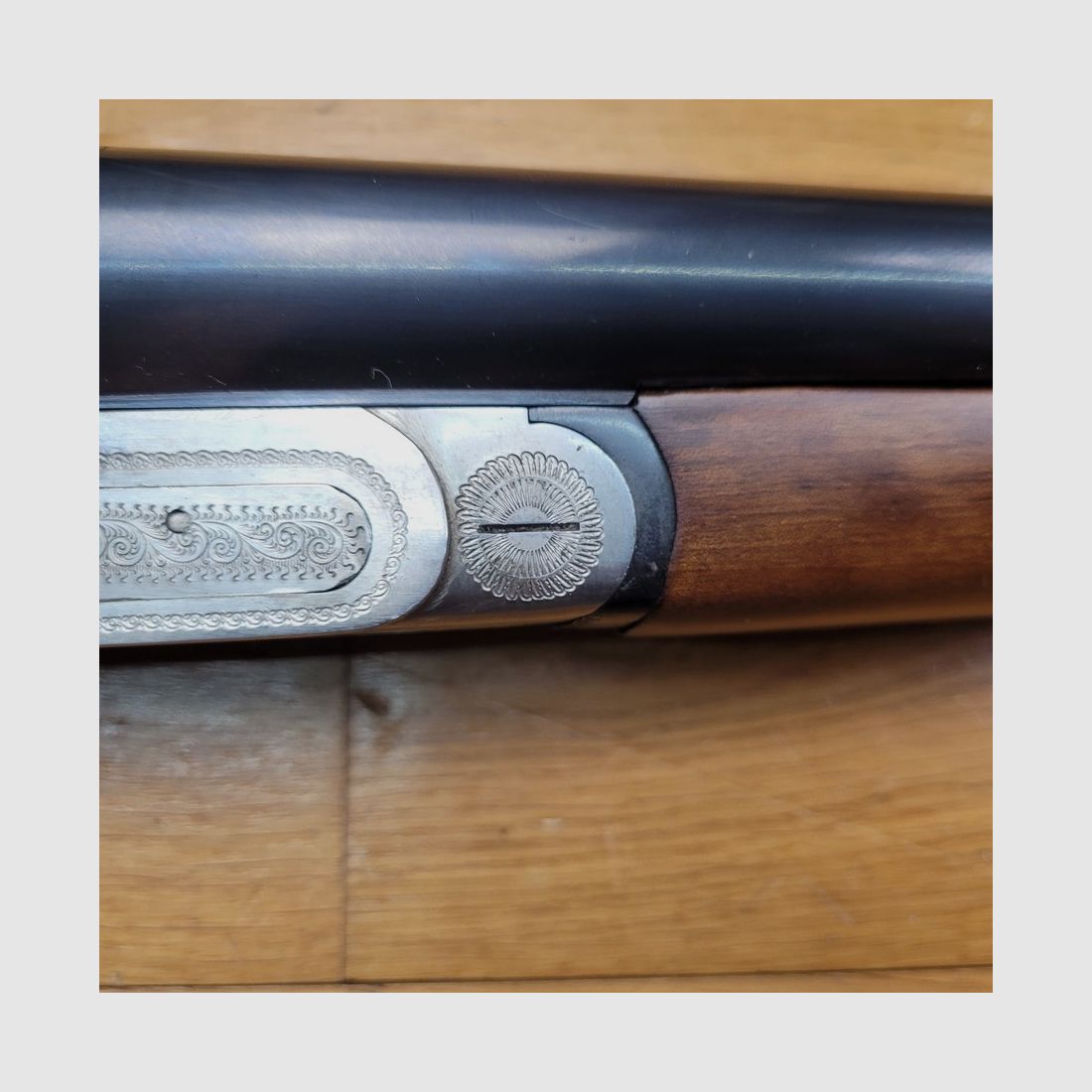 Bellissimo fucile sovrapposto con cane esterno – In 12/70 – Di Victor Sarasqueta sotto il marchio Ego – Vere piastre percussive (!) – Alto livello di finitura – Calcio a pistola con guancia viennese in noce oliato senza il minimo segno – Grande riserva alla chiave – Canne a specchio con perfetta brunitura – Prova 1200 bar -Come nuovo, immagine 7 di 38