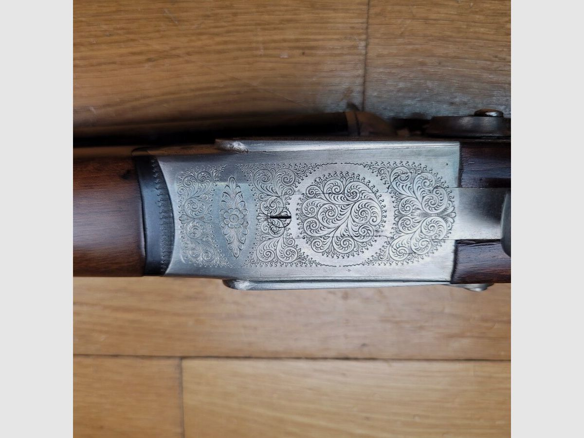 Sehr schönes Seitengewehr mit externen Hahn – In 12/70 – Von Victor Sarasqueta unter der Marke Ego – Echte Schlagplatten (!) – Hoher Verarbeitungsgrad – Pistolengriff mit Wiener Backe aus geöltem Nussbaum ohne die geringsten Makel – Große Reserve im Schlüssel – Spiegelkanonen mit perfekter Brünierung – Prüfung 1200 bar -Neuwertig, Bild 15 von 38