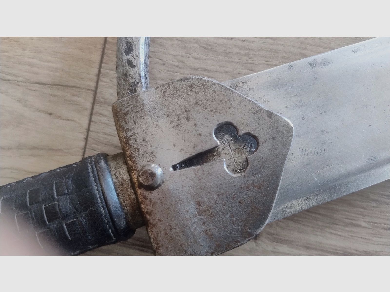 Historisch langzwaard ca. 1870–1900 – leren handvat – vernietigde knop – totale lengte 112 cm