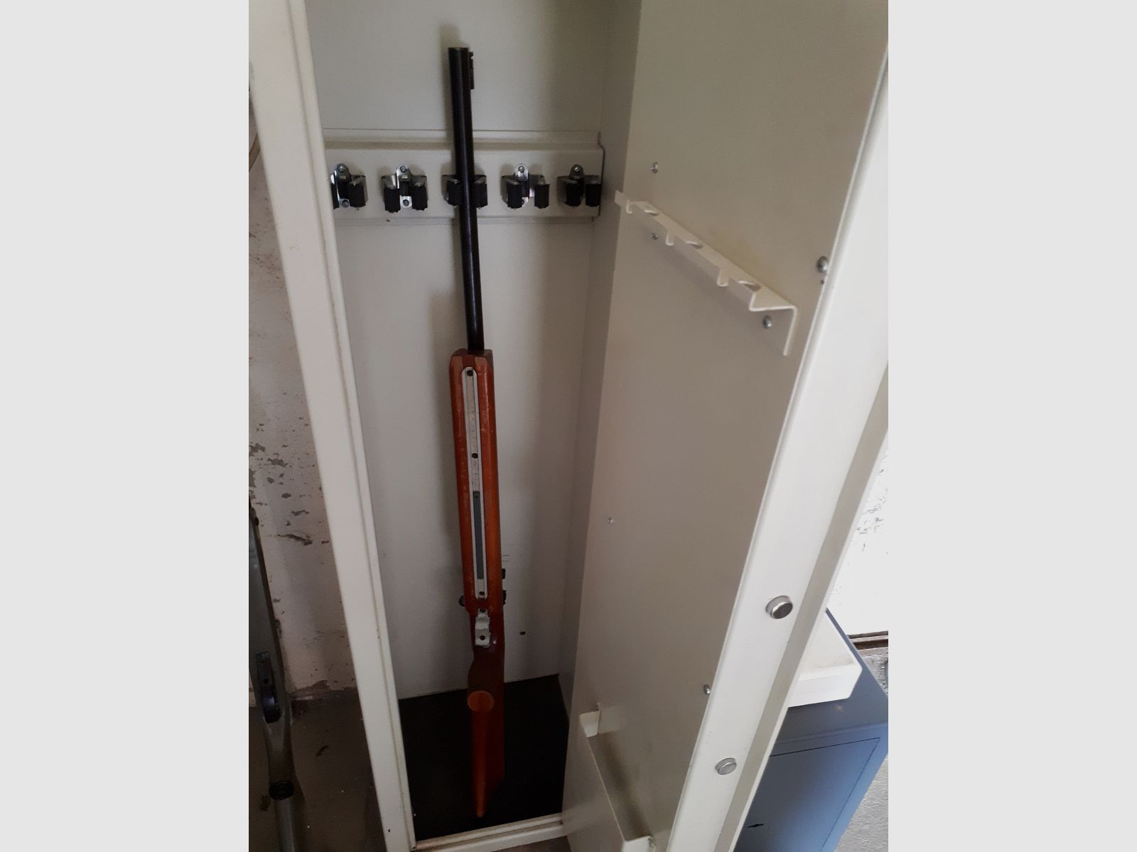 KK Waffen und Waffenschränke (Langwaffe KK-Gewehr Suhl Modell 150 Standard) (Kurzwaffe Revolver Arminius)