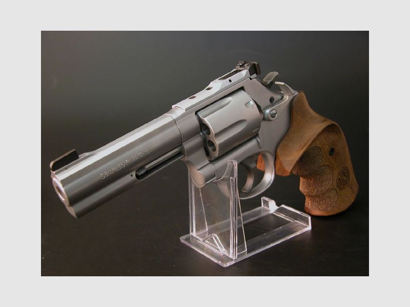 Smith & Wesson 686 -6 4" S&W LPA TXT Visier Nussbaum Griff .357 Mag Satin Finish Security Edition