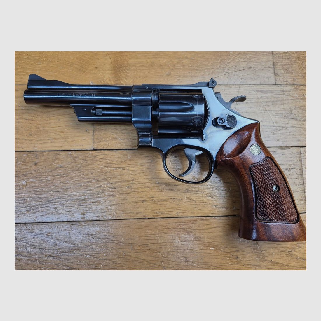 Mityczny rewolwer Smith&Wesson model M27-2 – Kal. .357Mag – Broń z 1978 roku o długości 5 cali – Jakość i mechanika, których dzisiaj już nie ma – Rewolwer FBI i policji – 5-calowy lufcik – Wspaniałe błyszczące czarne wykończenie – Wyjątkowa broń dla wyjątkowego strzelca – TBE++ Prawie nowy!, zdjęcie 23 z 28