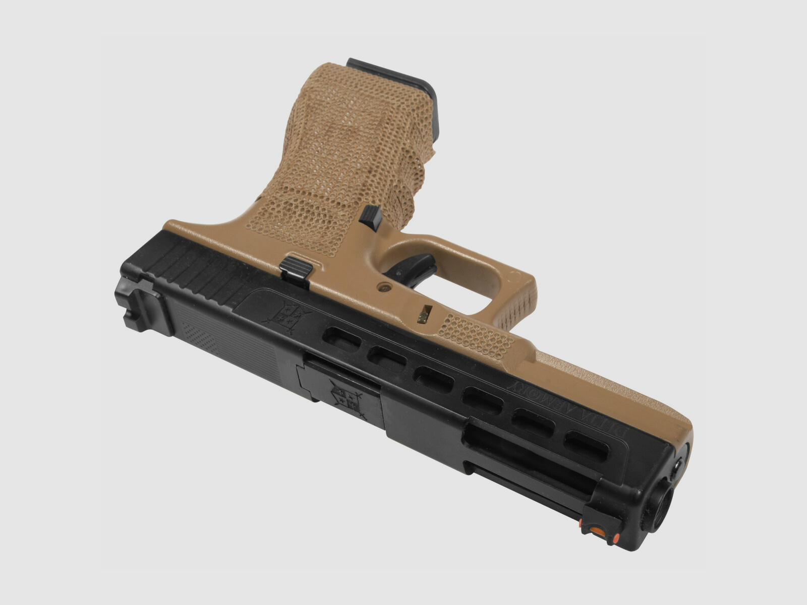 P06 GBB Airsoft Pistole in Tan | Delta Armory