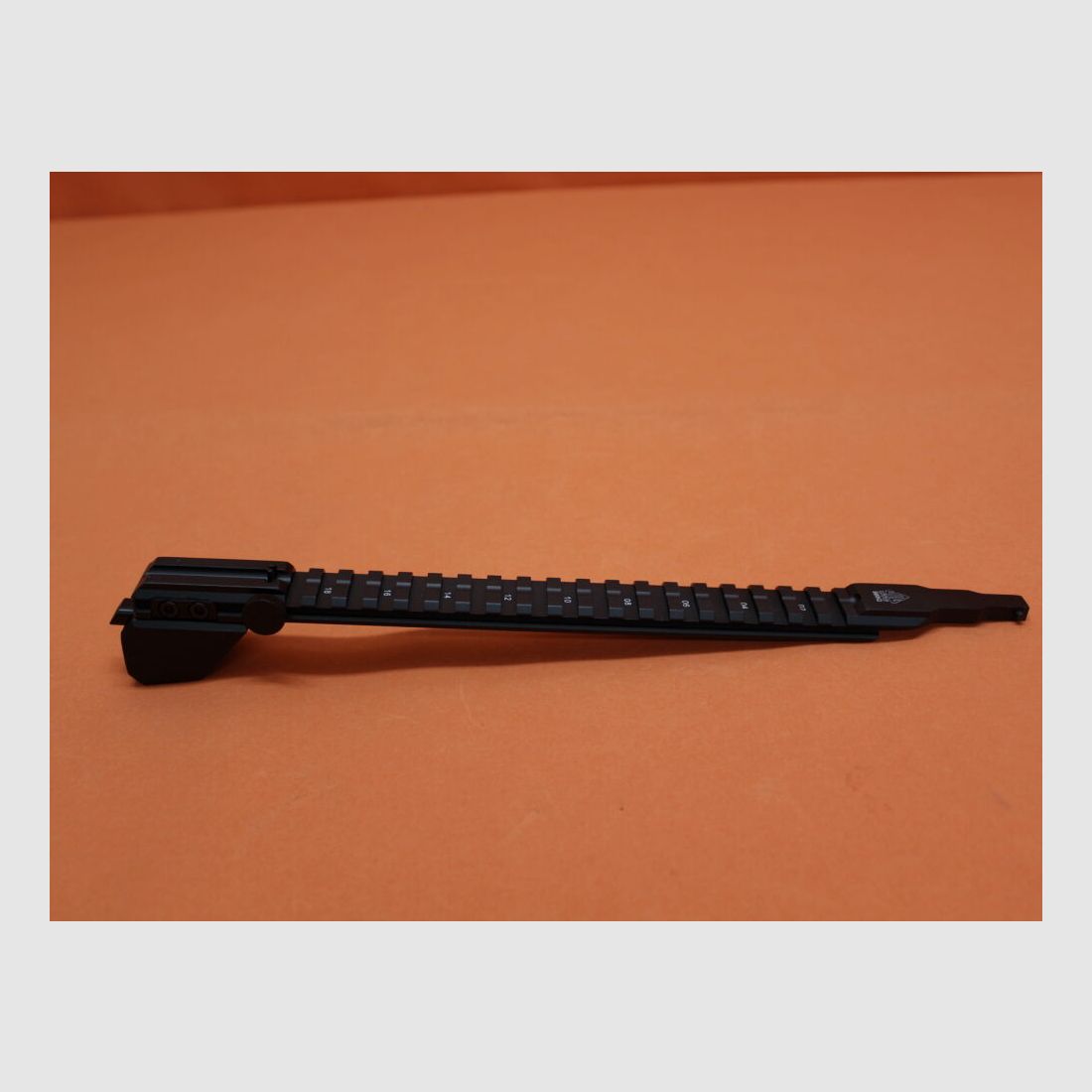 UTG - Leapers Kalashnikov AKM: Top-Rail Montage UTG (MNT-988Q) Tactical QD Low-Profile PicatinnyRail System AK47