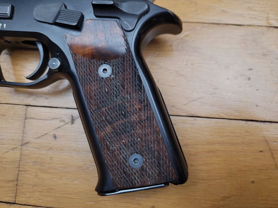 Sehr schöner Pardini GT45 Pistol – 45 ACP – Top-Aluminium-Gehäuse – 13-Schuss-Doppelmagazin – Alle Bedienelemente für Links- und Rechtshänder – Niedrig zugänglicher Verschlussfang – Petter-Verriegelung – Schräger Schaft im Luger-Stil – Luxus und Sport – Neuwertig, Bild 3 von 20