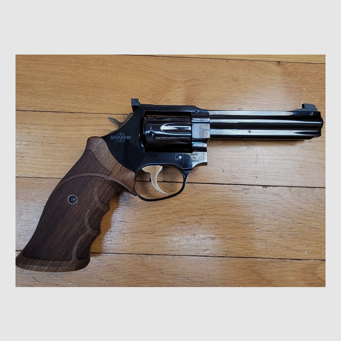 Sublimer Revolver Manurhin MR73 Modell Sport – Kal. .357 mag in 5 1/4 Zoll – Herstellung Chapuis von 2002 in hervorragendem Zustand – Serie HA Sport – Tiefblau glänzende Brünierung zu 100% – Lauf und Kammern spiegelglatt – Traumhafte Mechanik – Patridge-Visier – LPA-Visierung – Sichtlinie von 20cm – Neuzustand mit Trausch-Griffen zusätzlich in seiner Originalbox, Bild 15 von 22