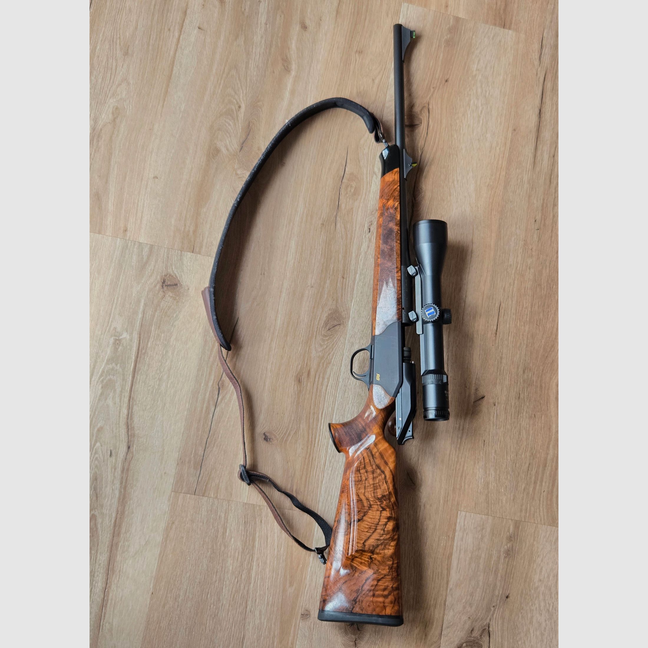 Blaser R8 • 8x57 IS • Crosse en bois premium avec un grain magnifique • Zeiss 2,5–10x50 • Pack complet prêt à chasser