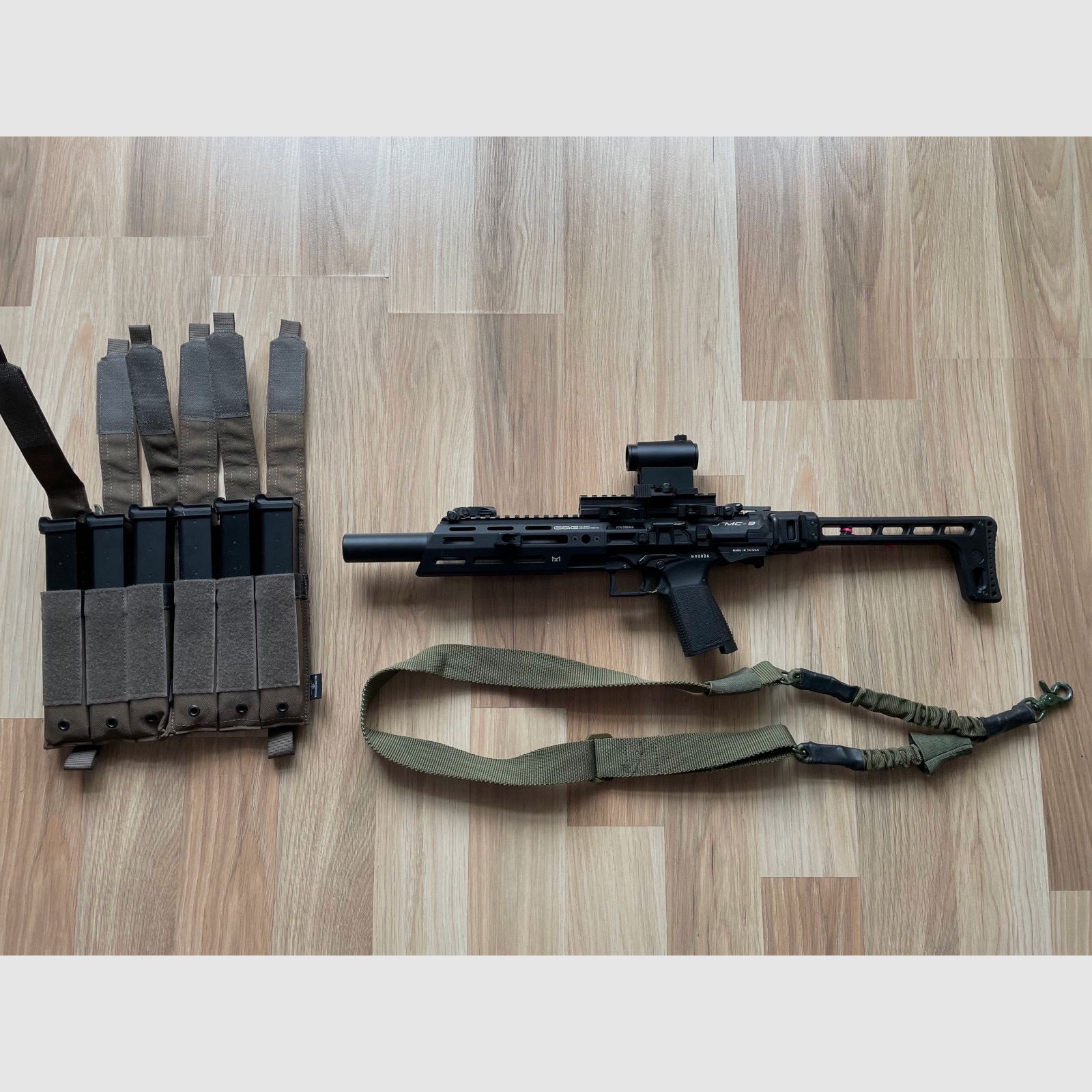 Airsoft G&G SMC9 with sight and a total of 6 magazines.