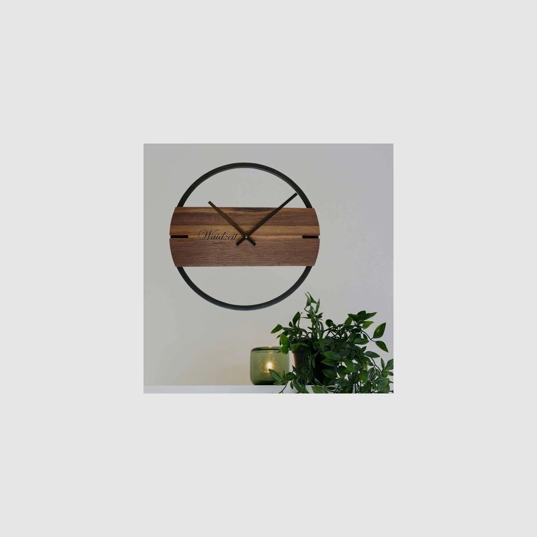 Orologio da parete Novum in legno di noce