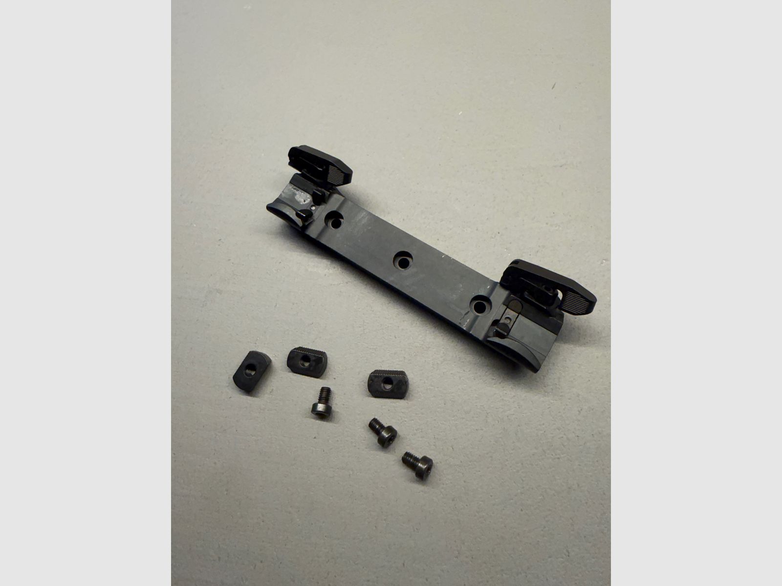 Sauer Universal Montage (SUM) 404 - 303 Swarovski Schiene