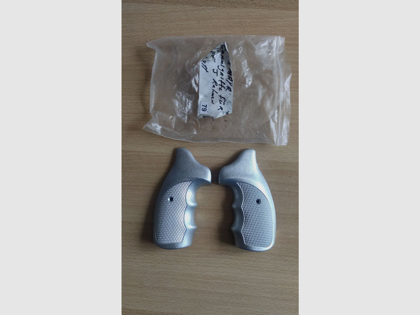 Combat Griffschalen für Röhm, Ekol, Zoraki Revolver - silber! 