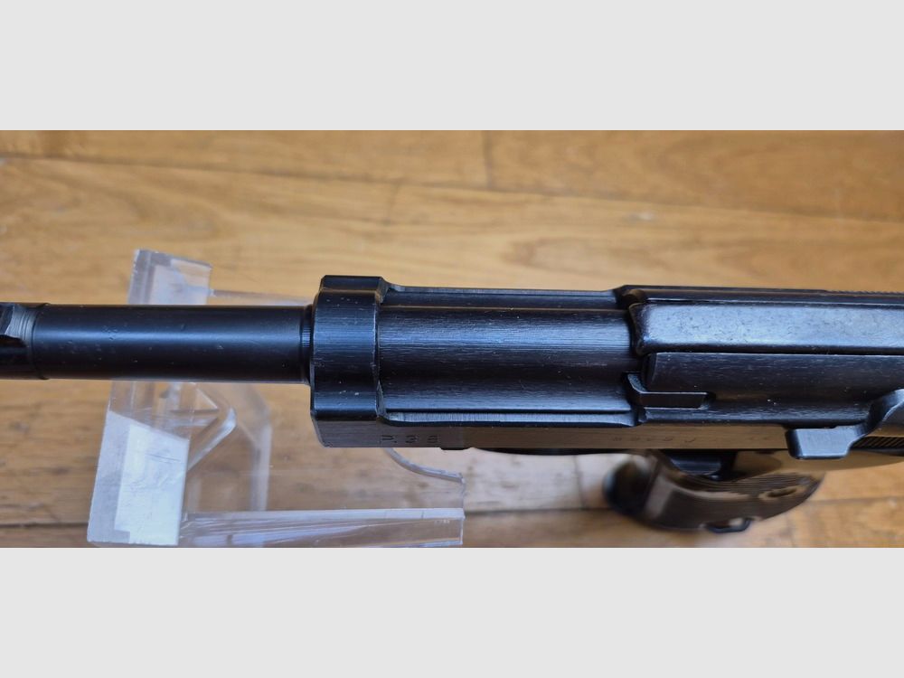 Très beau Pistolet Walther P38 – Fabrication Walther Zella Mehlis en Code AC – Arme d&rsquo;octobre 1944 – Bronzage d&rsquo;origine à 99,5% – Mécanique impeccable – Beau canon miroir – 100% pièces d&rsquo;origine – Mono-matricule sauf chargeur – Excellent état – TBE++, image 19 sur 27