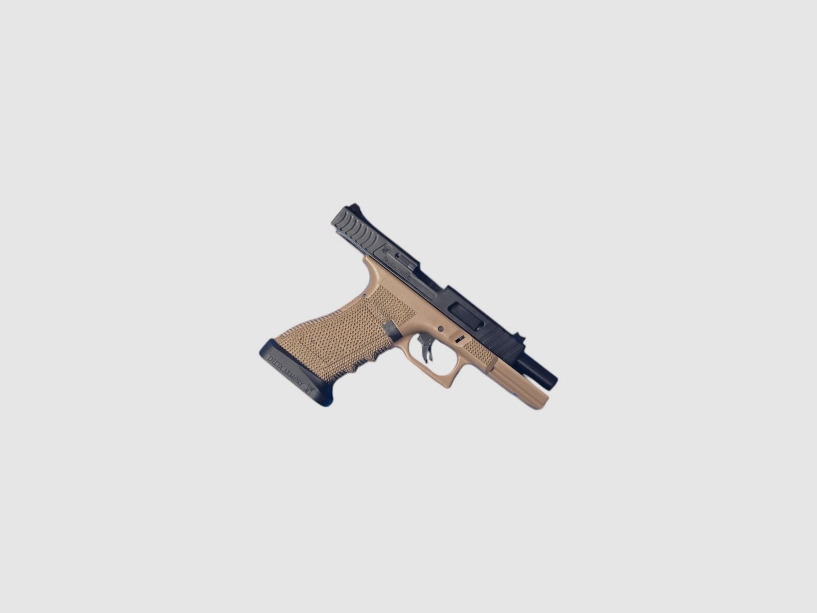 P01 GBB Airsoft Pistool met Grip Stippling in Tan | Delta Armory
