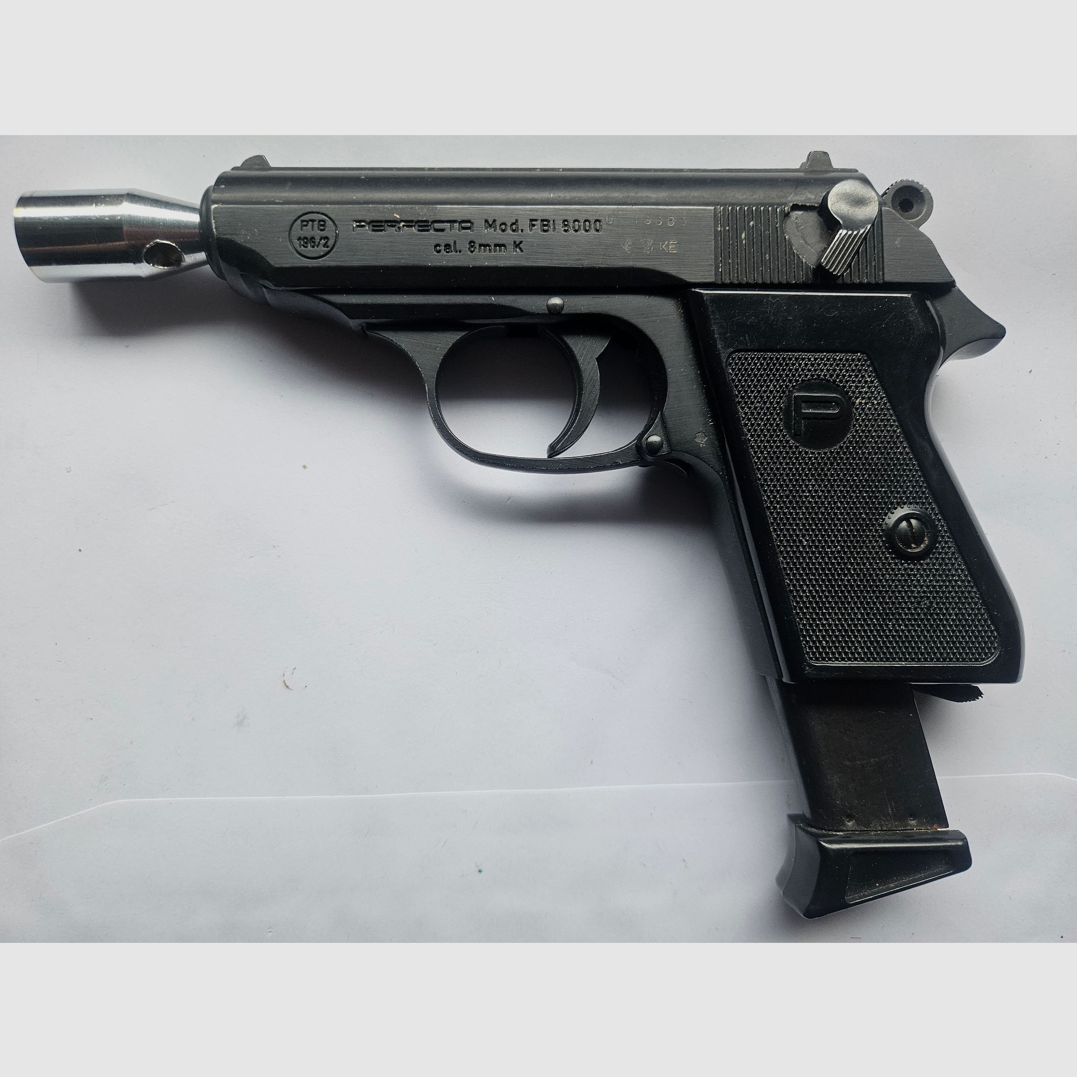 Pistola a gas Perfecta 8000 8mm con caricatore e un becher di lancio.. Vedi immagini..... PTB 196-2....... Con calcio.......