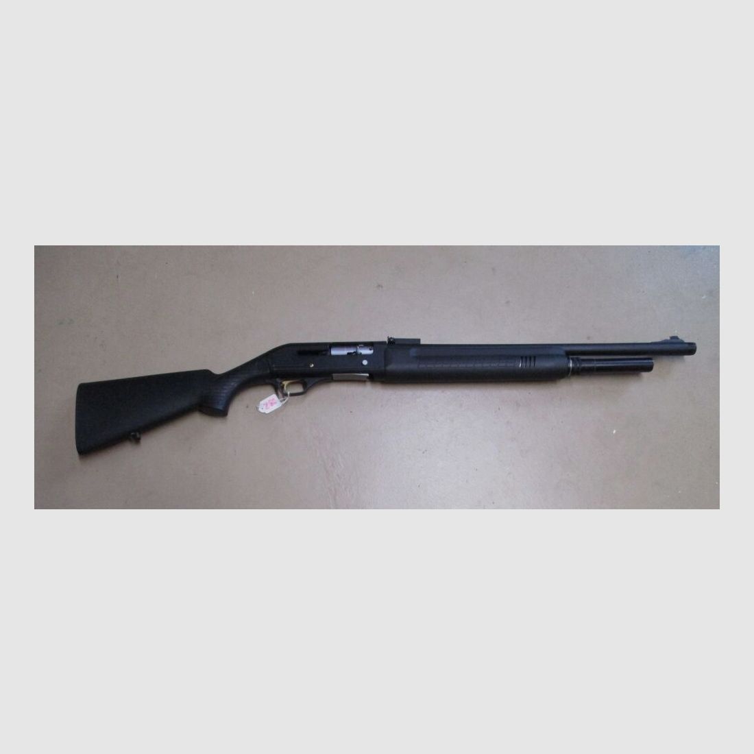 Fusil à répétition semi-automatique AV-KAR 12/76