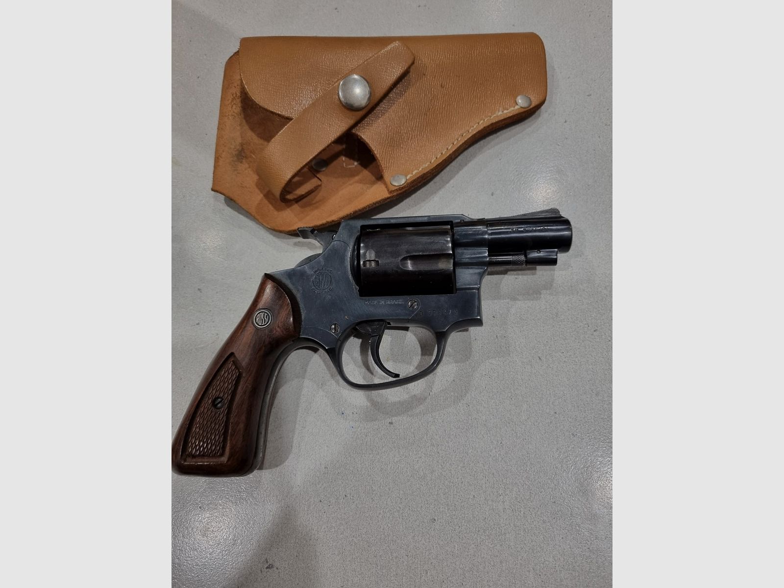 Revolver Marke Rossi 38 Spez. mit Lederholster und Munition