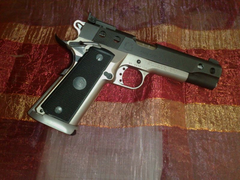 Pistola 45.ACP Duotone Para Ordnance/Springfiled con 2 cargadores y empuñaduras intercambiables