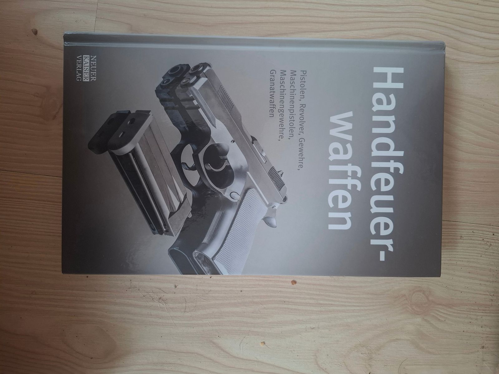 Konvolut aus verschiedenen Waffenbüchern