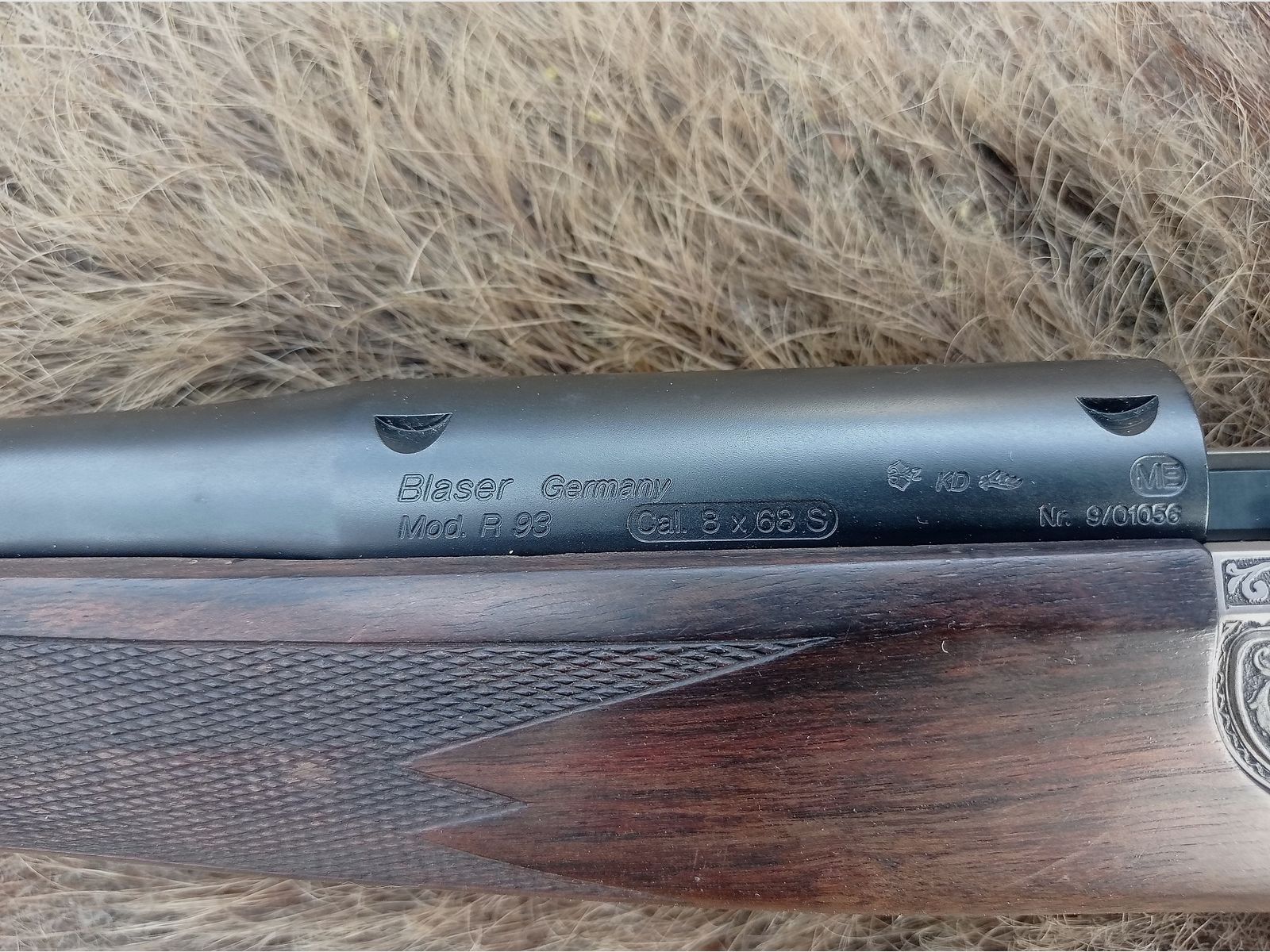 Blaser R93 vollgraviert mit unbenutztem Lauf in 8x68S Holzklasse 9 