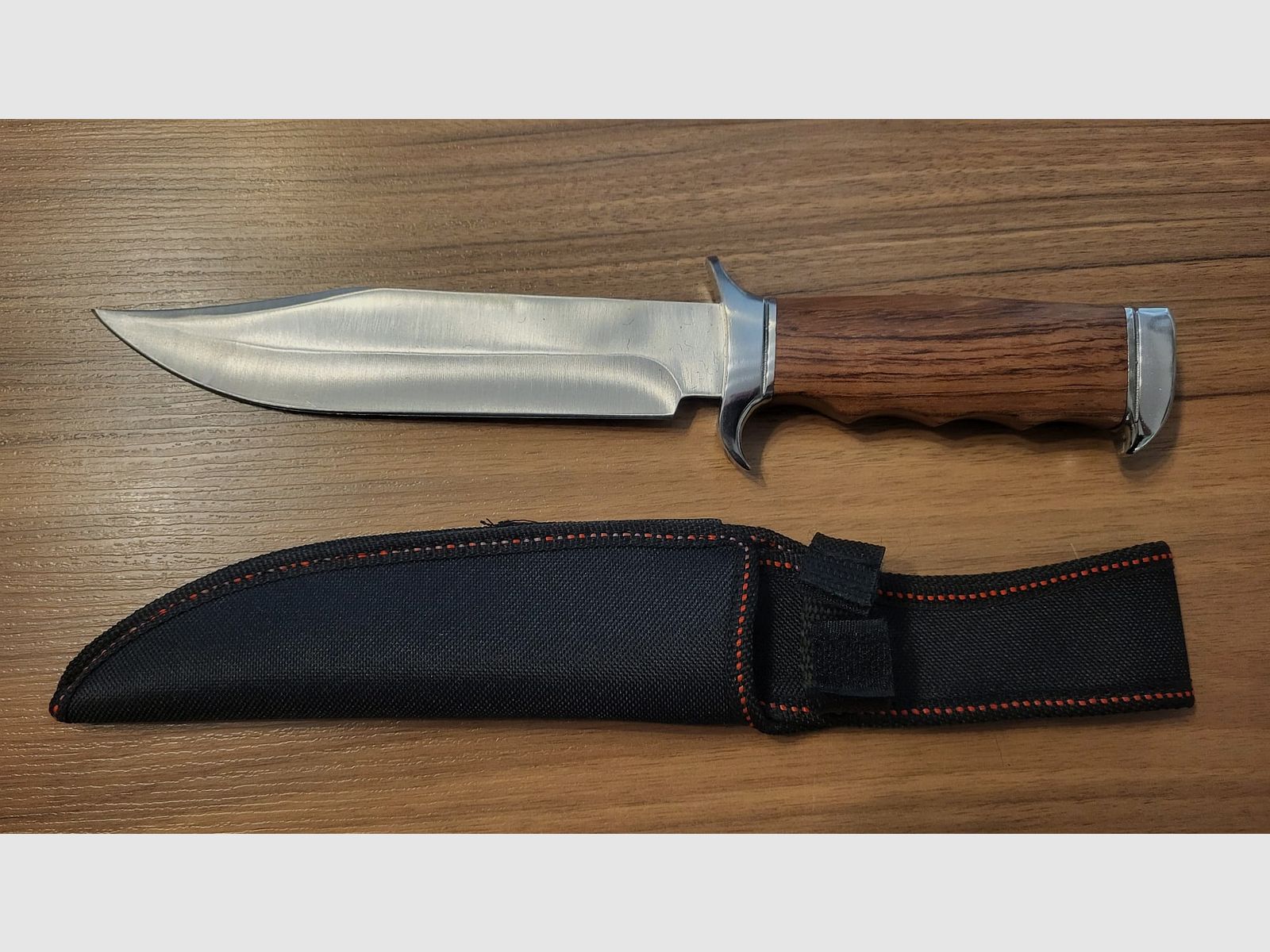 Jagdmesser / Bowie-Messer mit Holzgriff und Scheide