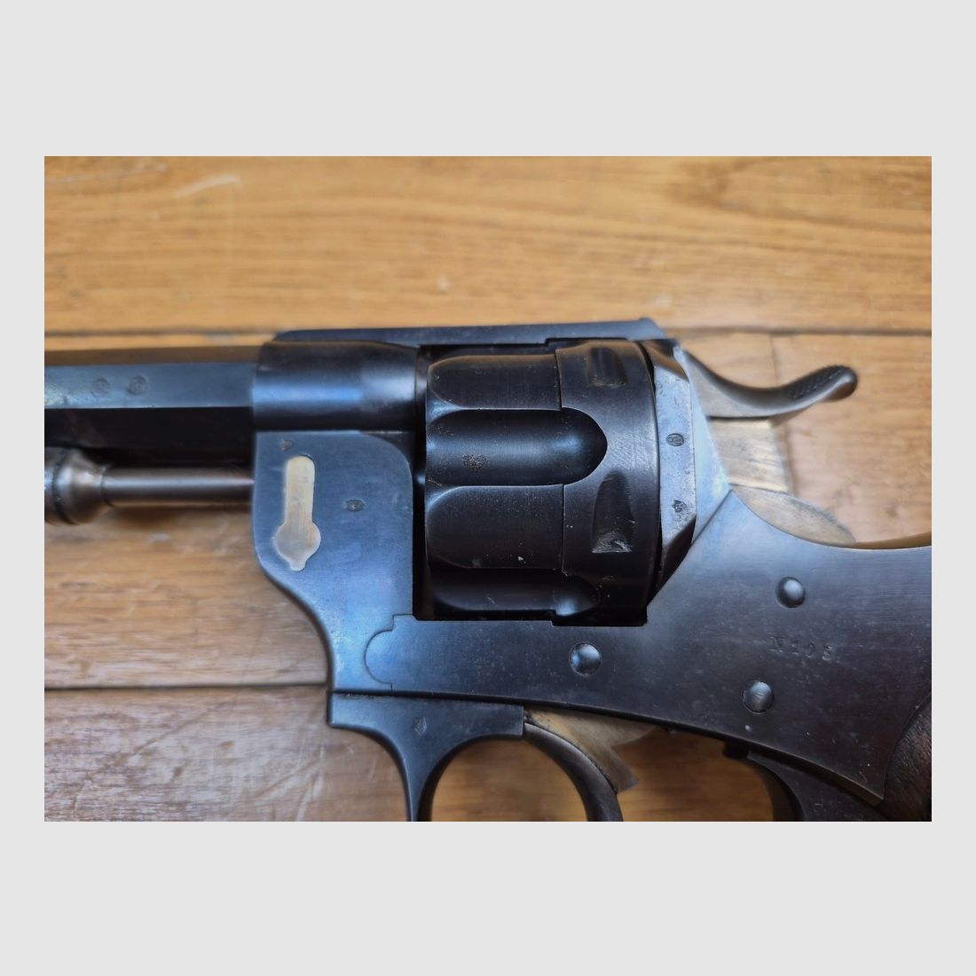 Wunderschöner Offiziersrevolver Modell 1874 – Vollständig monomatrikulierte Waffe – Produktion MAS im Jahr 1875 – Eines der ersten Exemplare, die an den 6. Jäger von Sedan geliefert wurden – Hervorragender Lauf – Mechanisch einwandfrei – Seltenheitszustand! – TBE++, Bild 18 von 25