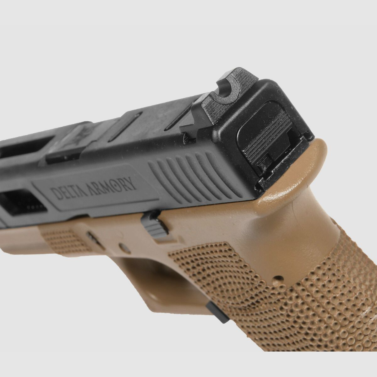 P01 GBB Airsoft Pistole in TAN | Delta Armory
