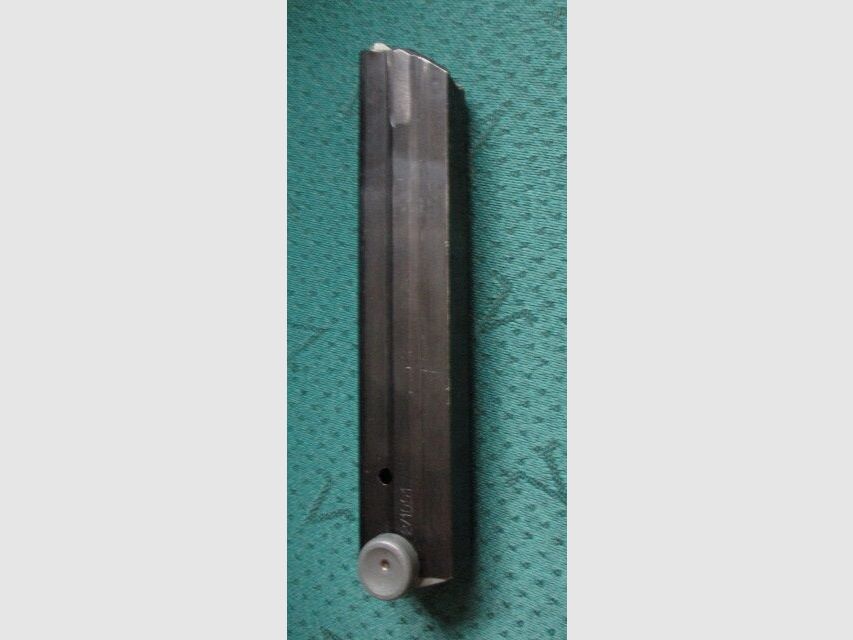 Pistolet 08 de la police populaire Vopo avec tampon 08
