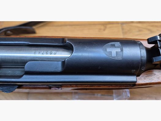 Piękny karabinek K31 - Kal. 7.5×55 - Bardzo ładny orzechowy łoże - Ultra gładka i wyraźna mechanika - Doskonały spust - Bardzo ładna lufa - 100% zgodny numer seryjny - Certyfikat próbny w zestawie - Pasek, osłona lufy i 2 klipsy w bonusie! - Szwajcarska jakość - TBE+