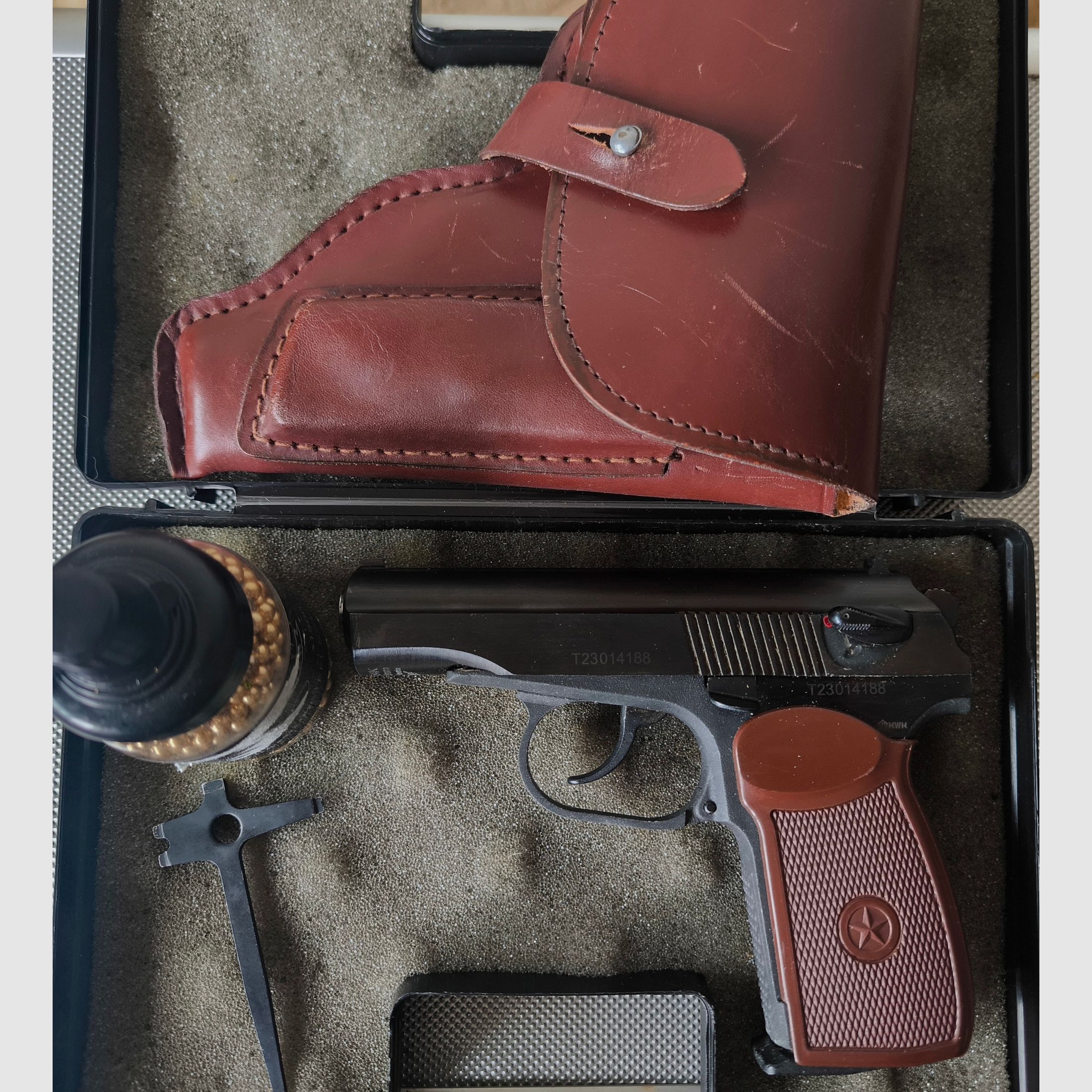 ⚠️ Attenzione Plinker & fan di Makarov / Vera rarità!! Baikal-Makarov MP-654K - Made in Russia & vera fondina in pelle MDI marrone con timbro più 1 barattolo di pallini in acciaio 4,5mm!!
