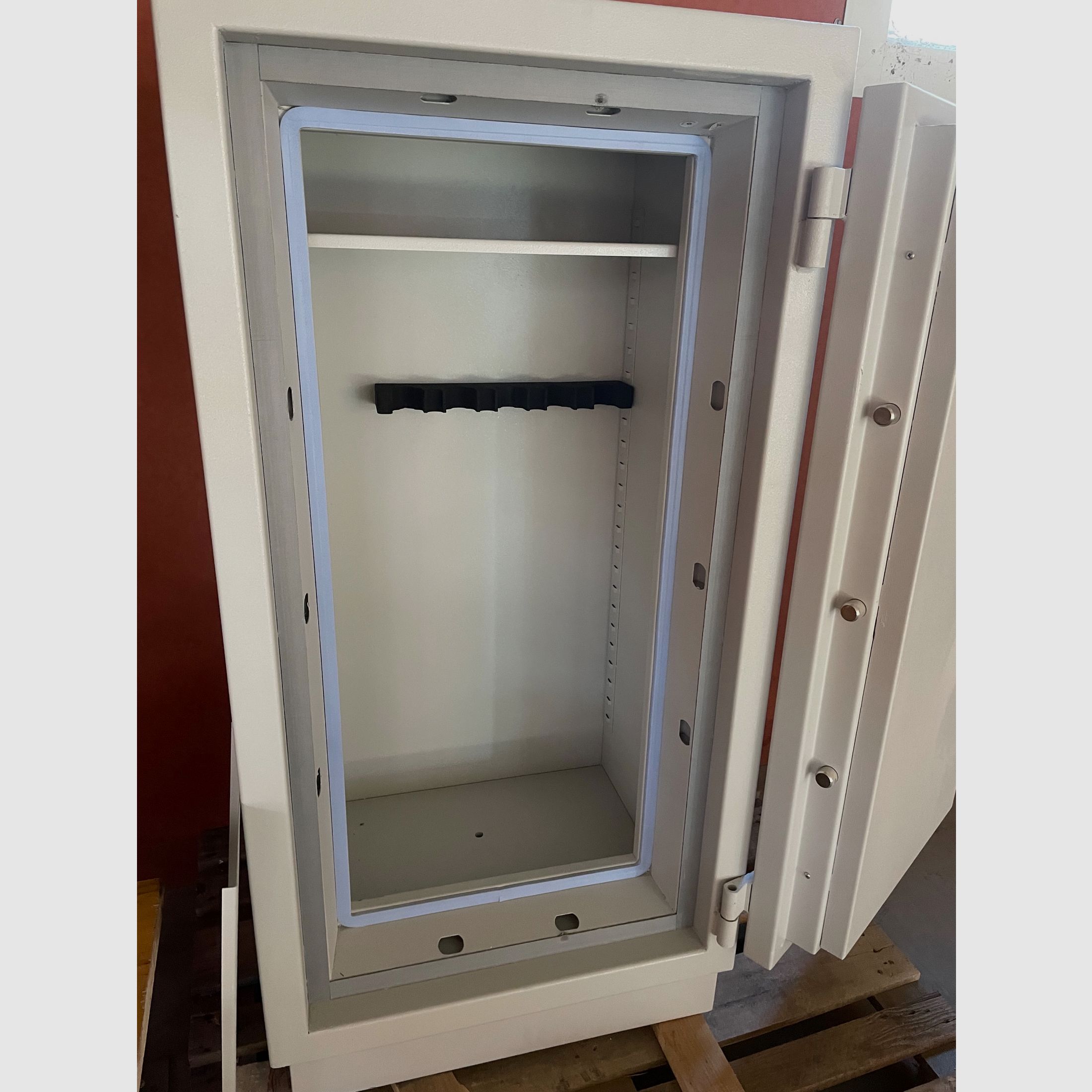 Various gun safes and vaults, image 6 of 9