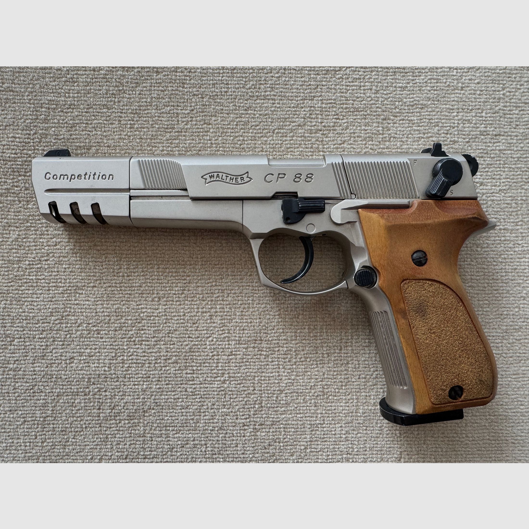 Walther CP88 Competition, vernickelt, Holzgriffe