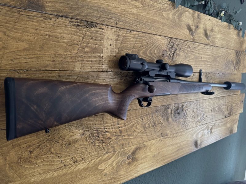 Acción de acero HS .270win clase de madera 4 incluye Swarovski z6i 2-12x50 y silenciador
