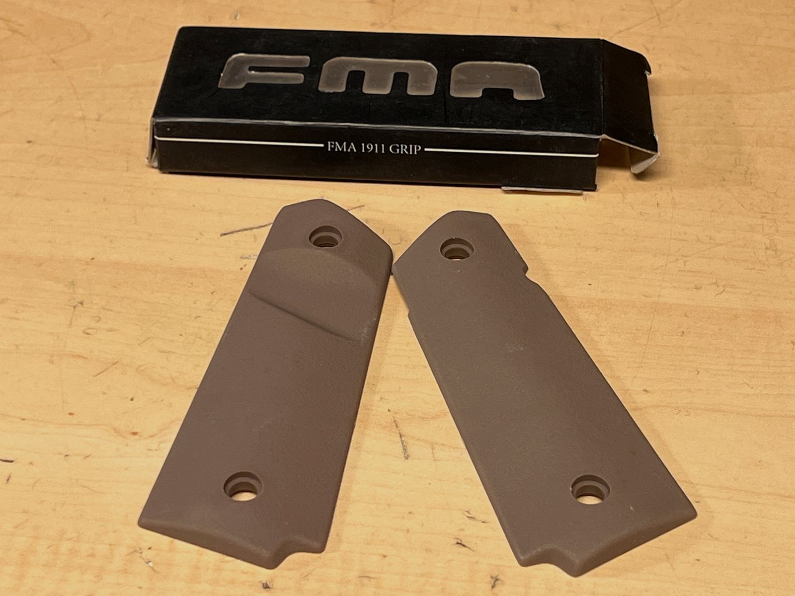 Okłady chwytowe FMA do 1911 Airsoft P.A.K. i oryginalnych modeli z polimeru Dark Earth