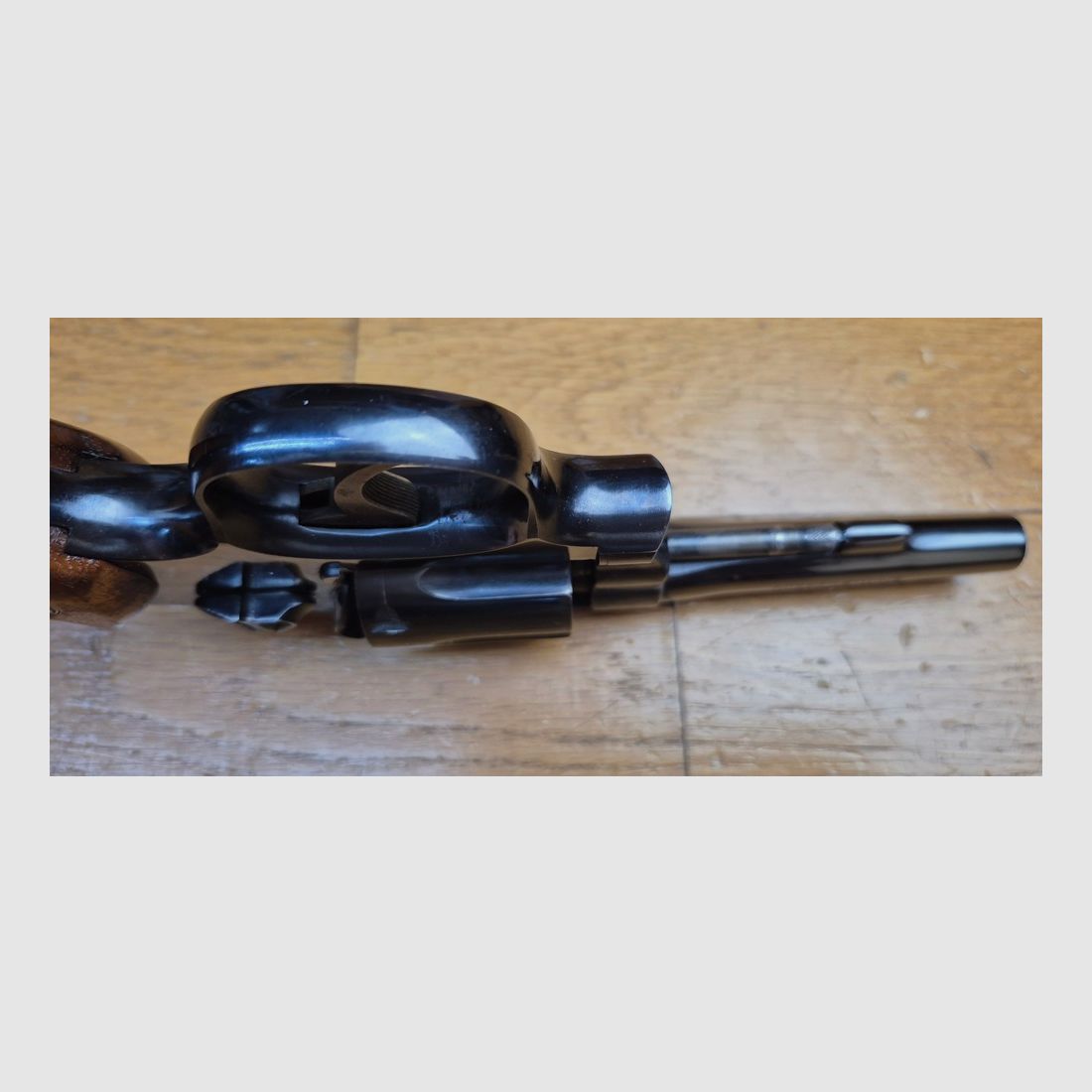 Sehr schöner Revolver Smith&Wesson Modell 10-5 – Der direkte Nachfolger des Hand Ejector Military & Police von 1899 – Legendäre Polizei- und Sportwaffe, eine der Stars aus Springfield – Waffe von 1968 – Sehr schöne Brünierung – Exzellente Mechanik – Sehr guter Lauf – Exzellente Standwaffe mit glorreicher Vergangenheit – TBE/TBE+, Bild 13 von 25