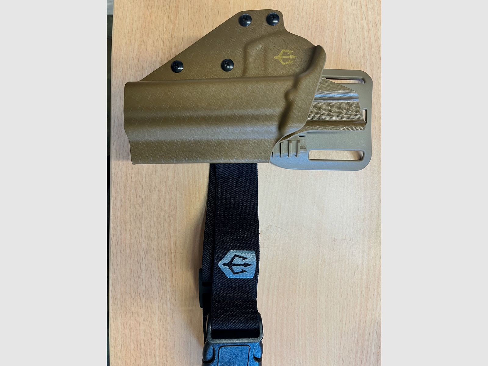 Schwarzer Dreizack-Halter+Kampfgürtel