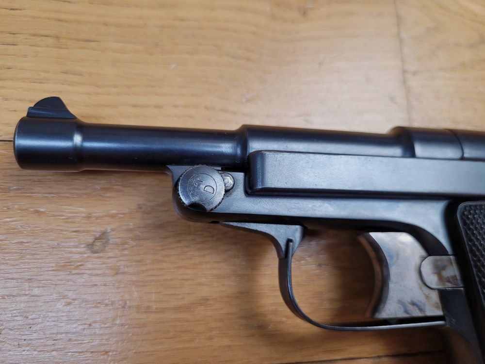 Martial et très rare pistolet Le Français type Armée du tout 1er type – Moins de 600 armes produites – Cal. 9 Browning Long – Perle Art Déco – Finitions remarquables – Bronzage d&rsquo;origine raide neuf – Plaquettes parfaites – Canon miroir – Détente très agréable – Un véritable Parabellum français – État muséal !, image 24 sur 26