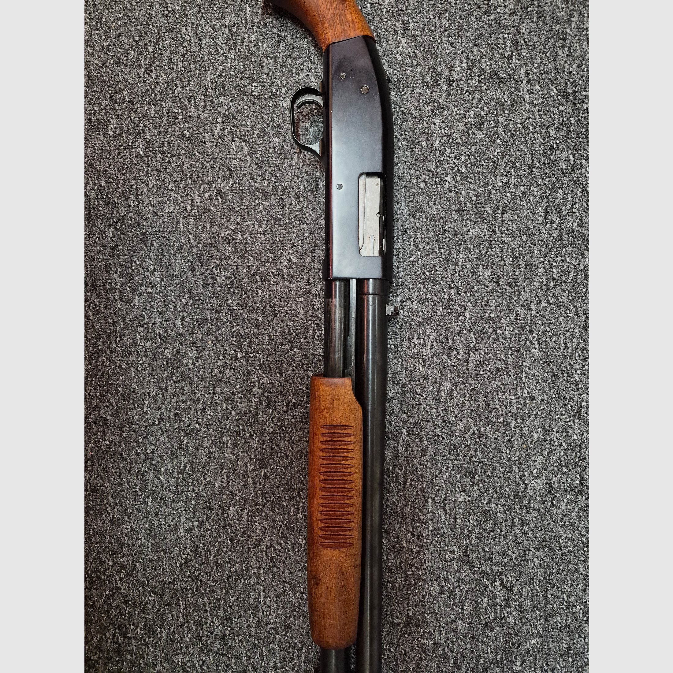 Mossberg 12/70 - 12/76 fusil à répétition à crosse avant