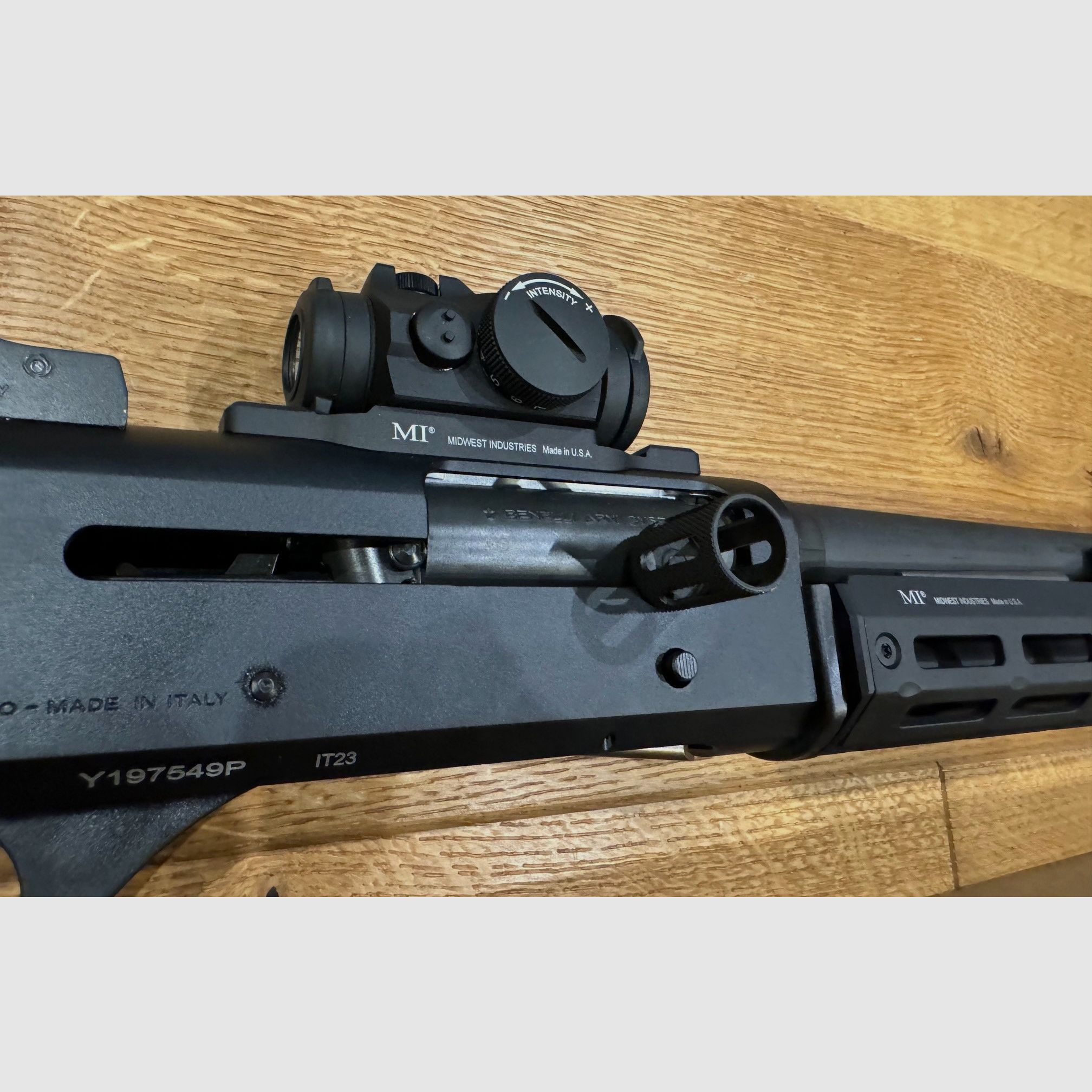 Benelli M4 Super 90 TS avec Aimpoint et crosse avant M-LOK