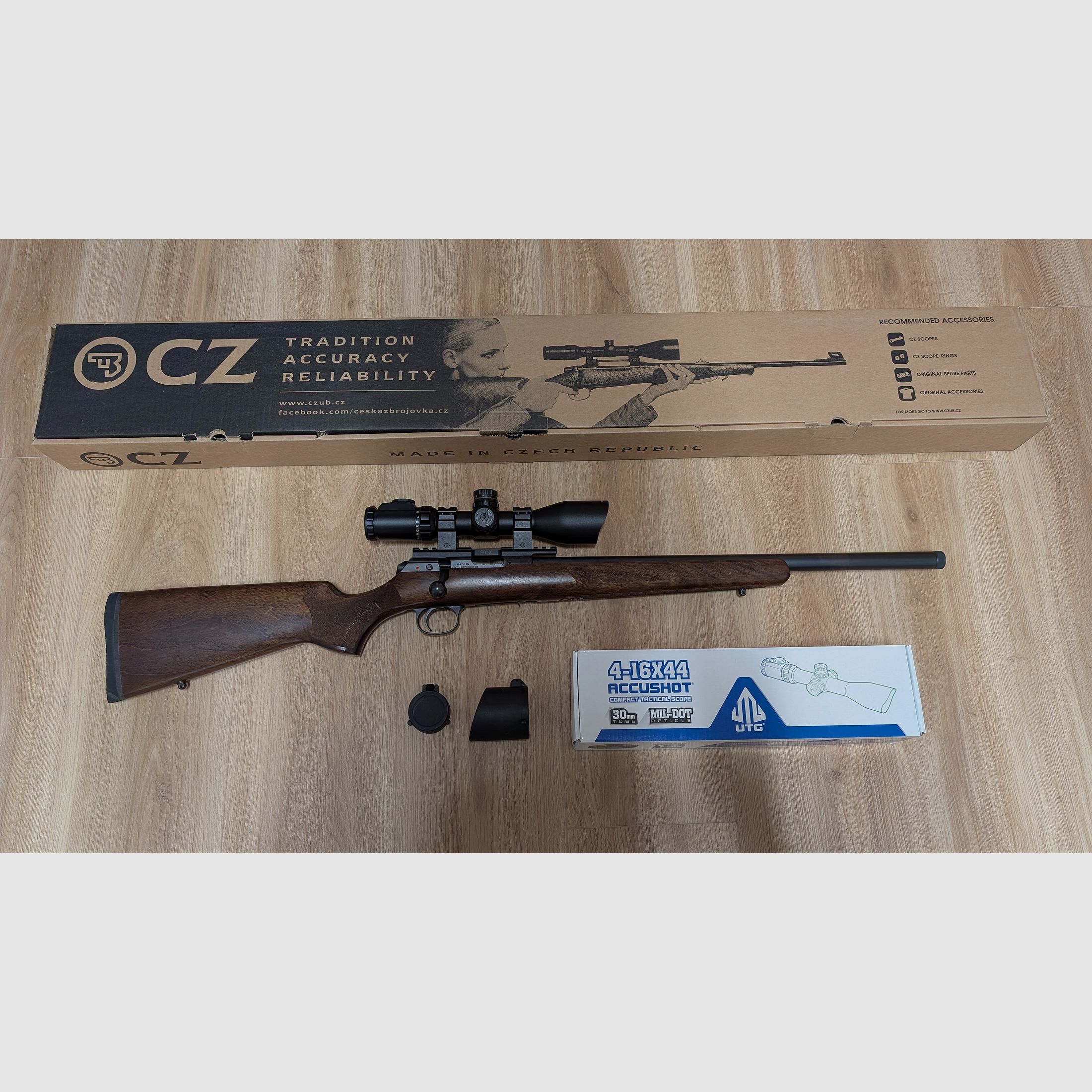CZ 457 Varmint in .22 WMR, mit UTC 4-16x44 Accushot, CZ Picatinnyschiene