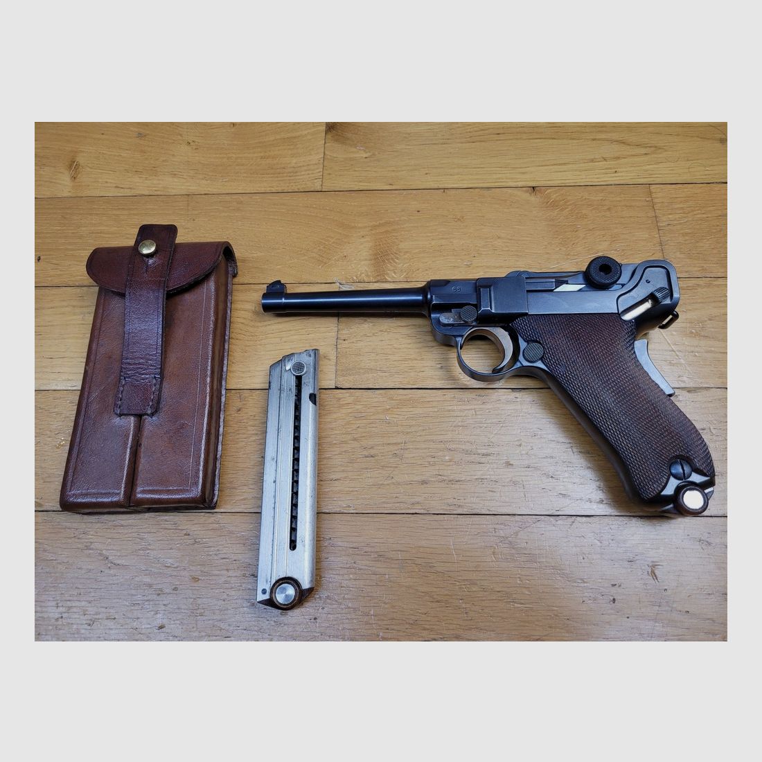 Wspaniały szwajcarski Luger P00/06 lub model 1906 – Jeden z 15.215 wyprodukowanych w Niemczech przez DWM w Berlinie – Broń z 1914 roku – Kal. 7,65 Parabellum oryginalny – Pojedynczy numer seryjny – Mechanika i lufa marzeń – Oryginalne oksydowanie w 100% – Regulaminowa torba z drugim magazynkiem do modelu – Stan muzealny – TBE++, zdjęcie 1 z 30