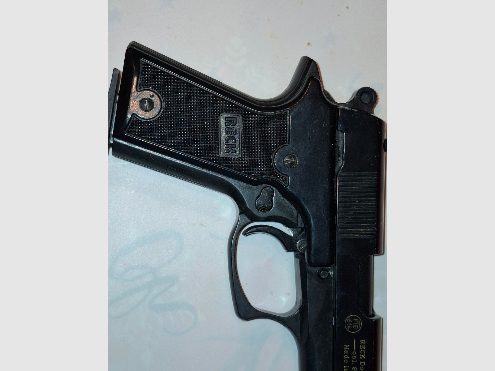 4 pistolets/ revolvers à blanc