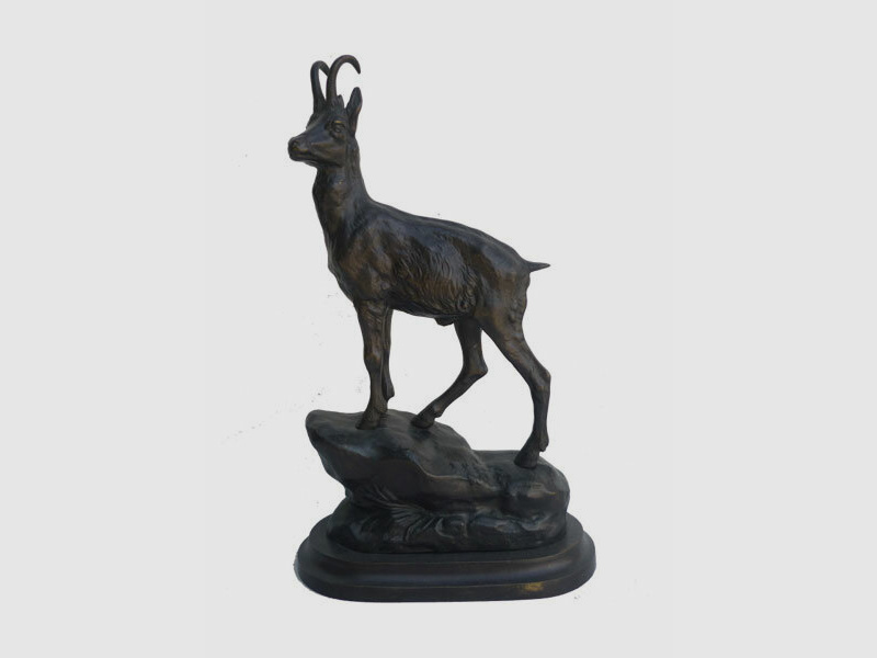 Statue en bronze Lovergreen motif de fières chamois sur un rocher