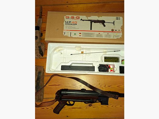 GSG Airsoft MP40 mit Repro Magazintaschen und Gurt