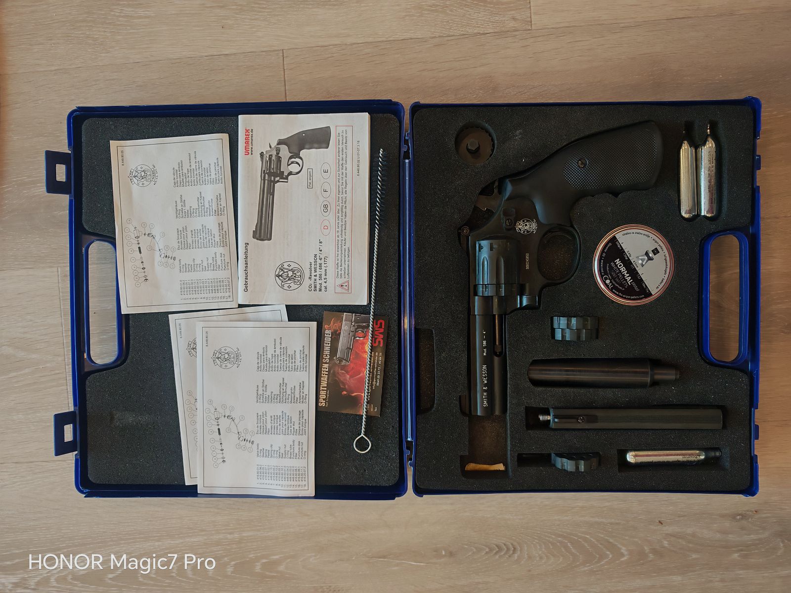 Smith & Wesson 586 revolver Co2. Longueur de canon de 6 pouces + 3,5 pouces, silencieux, 4,5 mm, mallette.