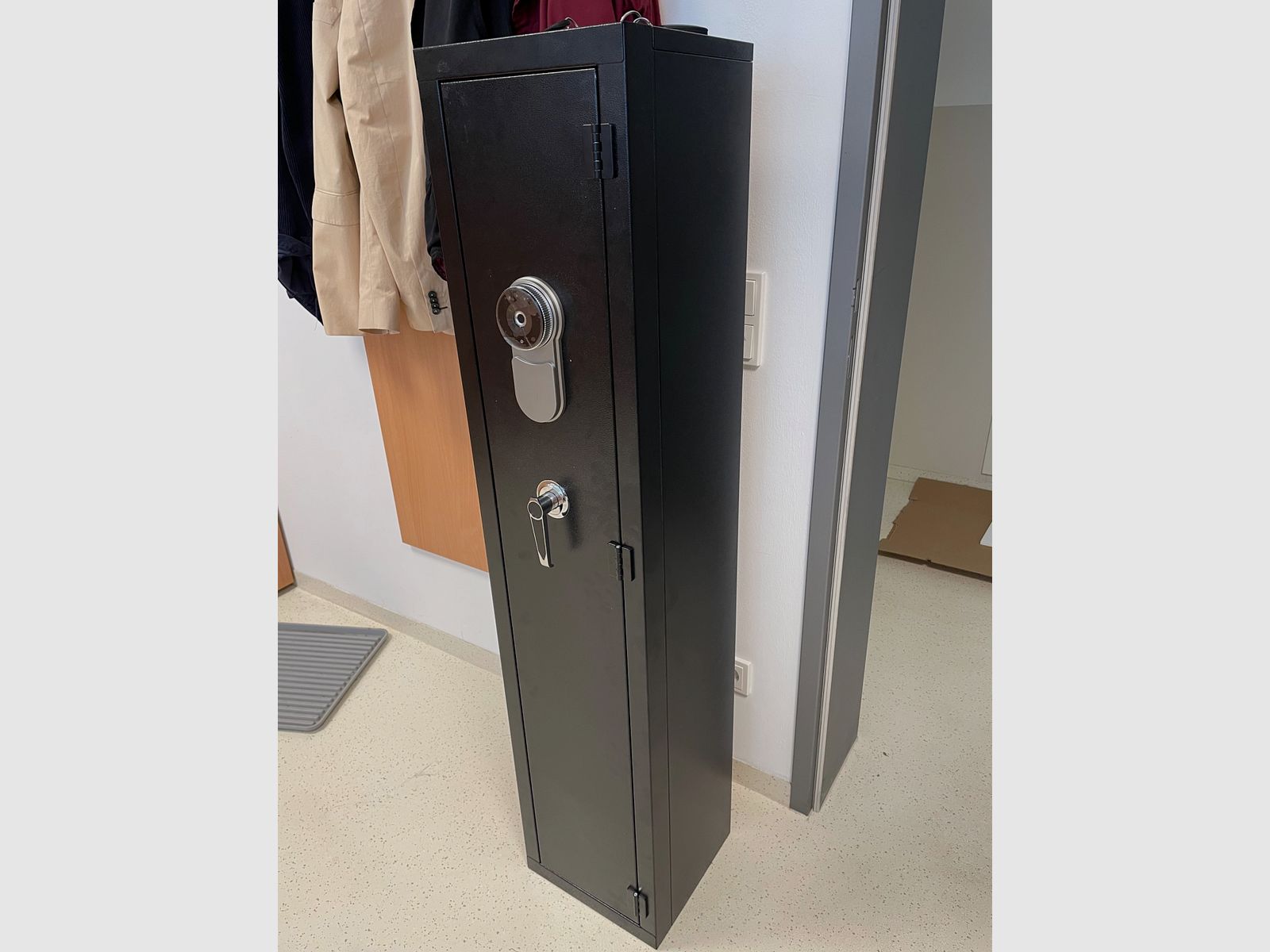 Various gun safes and vaults, image 7 of 9