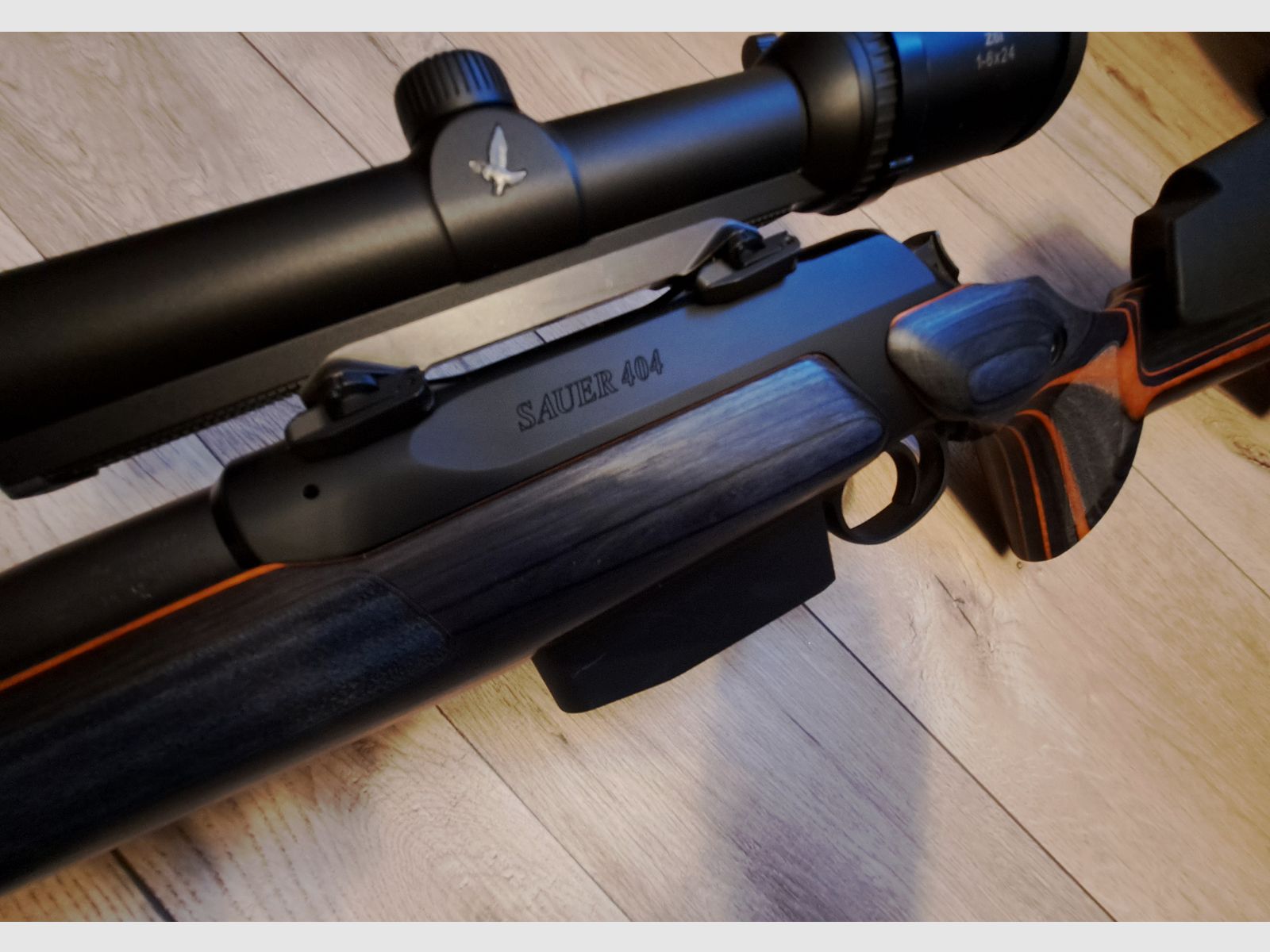 SAUER 404 im KKC Schaft schwarz/orange 9,3 x 62 Mündungsgewinde Swarovski  Z6i