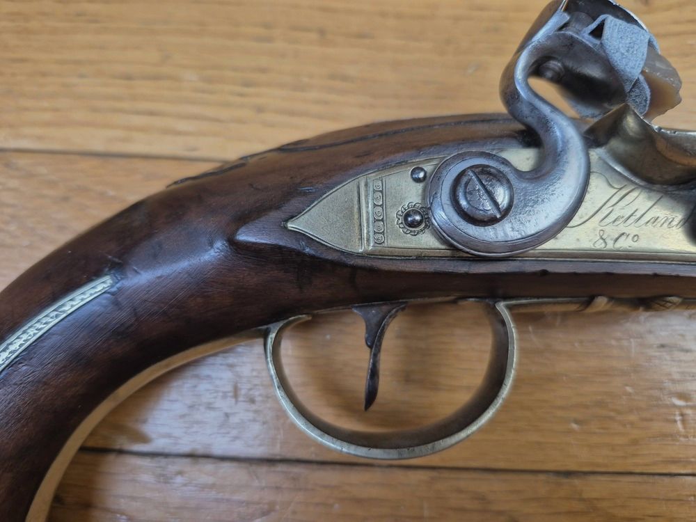 Superbe pistolet à silex anglais – Ketland & Co à Londres vers 1804 – Canon, platine et garnitures bronze – Service colonial – Cal .60 – Bois en très beau noyer – Décor floral raffiné – Excellente mécanique et esthétique – Rare et beau témoin du mauvais camps des guerres du Premier Empire – TBE+, image 6 sur 26