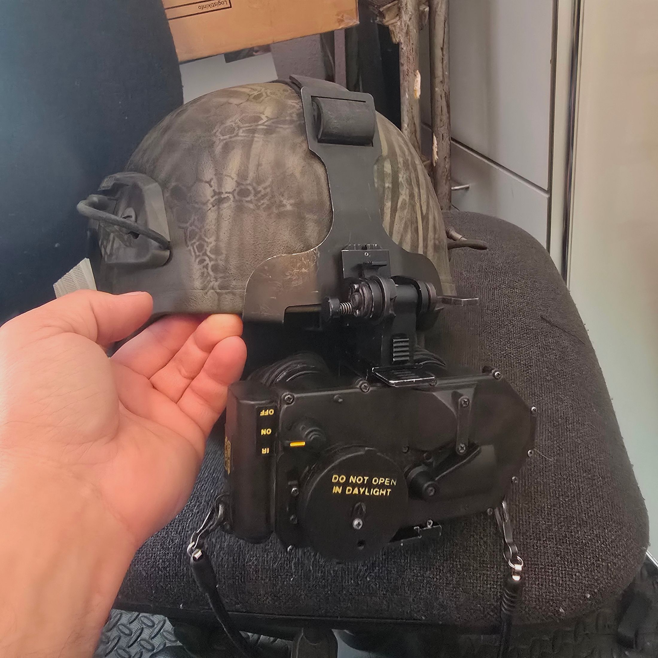 Nachtzichtapparaat restlichtversterker met helmbevestiging en draagkap, dus om te dragen zonder helm