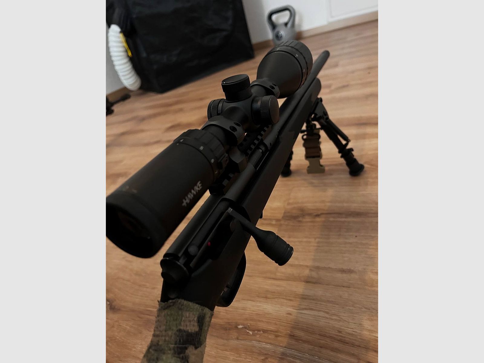 Savage Arms  Repetierbüchse 93R17 FV mit Schalldämpferaufnahme Cal .17 HMR/ Hawke x12 Optik beleuchtetes Absehen (grün/rot) MOA/ Zweibein