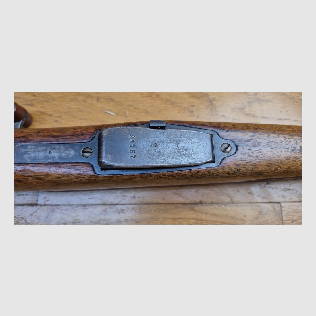 Seltene Schweizer Büchse 05/11 – Auf Basis der Kavalleriebüchse 1905 System 1889 Schmidt Rubin modifiziert 1911 – Munition GP11 in 7,5 x 55 Schweiz – Gute Hölzer, aber mit Reparaturen – Mechanik einwandfrei und sehr schöner Lauf – Ausgezeichnete kleine Büchse in Kat. D – BE/BE+, Bild 16 von 45
